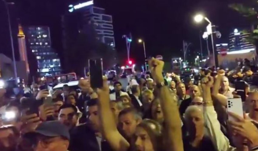 İstanbulda müxalifət qərargahı önündə etirazlar İstanbulda müxalifət qərargahı önündə etirazlar