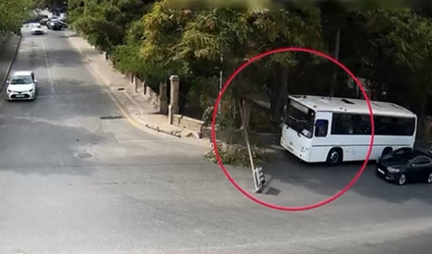 Sürücü diqqətsizliyi svetoforun yararsız vəziyyətə düşməsinə səbəb oldu