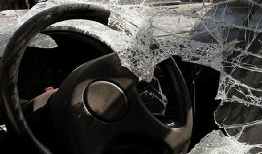 В Товузе два автомобиля съехали с моста, есть пострадавшие