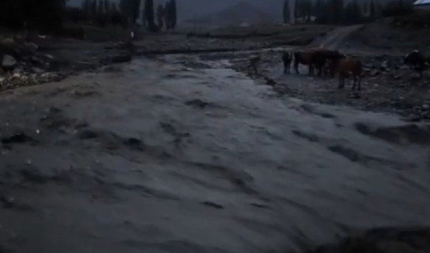 Qubada sel körpünü aparıb - Video