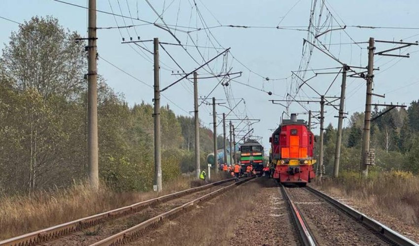 ЧП в России: сошли с рельсов два тепловоза, машинист погиб