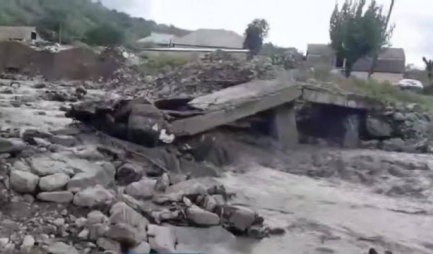 Sel suları Balakəndə körpünü dağıdıb Sel suları Balakəndə körpünü dağıdıb