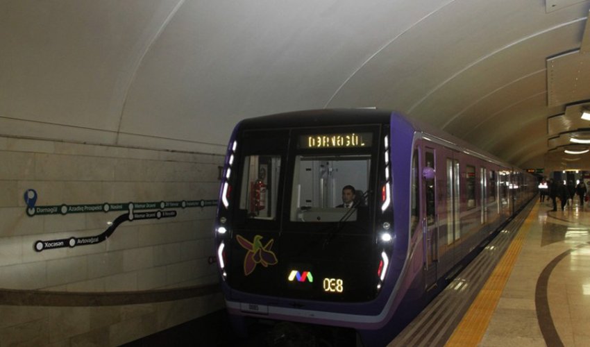 Бакинское метро перевезло около 900 тысяч пассажиров в первый день учебного года