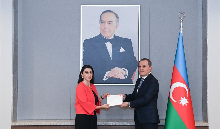 Fransanın yeni səfiri etimadnaməsinin surətini Ceyhun Bayramova təqdim edib