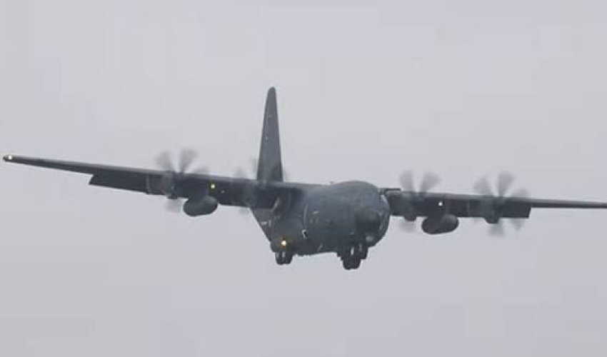 Неизвестные обстреляли из пиротехники самолет Бундесвера