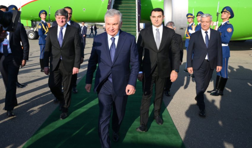 Президент Узбекистана прибыл с визитом в Азербайджан