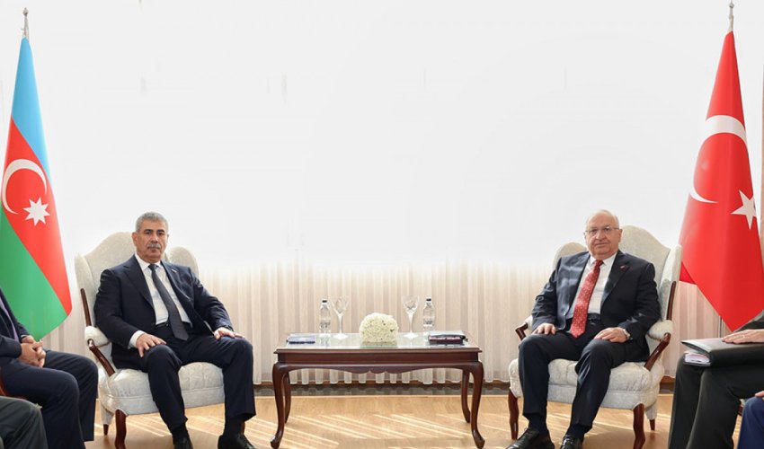 Azərbaycan və Türkiyə müdafiə nazirləri görüşüb Azərbaycan və Türkiyə müdafiə nazirləri görüşüb