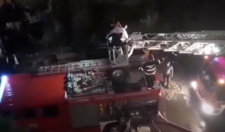 Sumqayıtda yaşayış binasında yanğın baş verib - Video Sumqayıtda yaşayış binasında yanğın baş verib - Video
