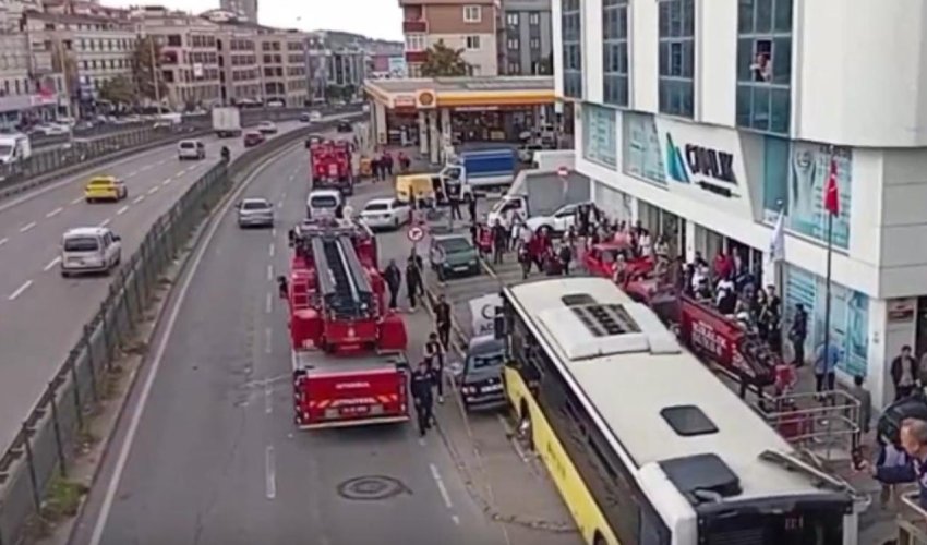 İstanbulda avtobus dayanacağa çırpılıb, ölən və xəsarət alanlar var