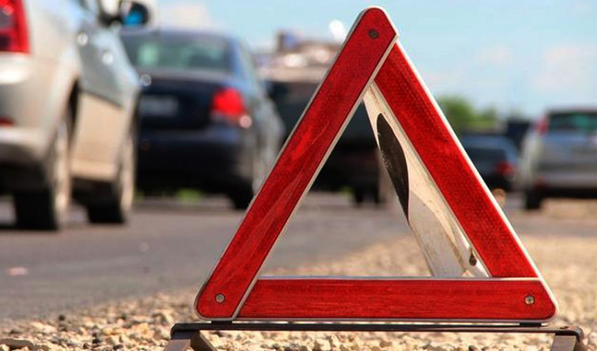 В Пакистане грузовик съехал в овраг, погибли 15 человек В Пакистане грузовик съехал в овраг, погибли 15 человек
