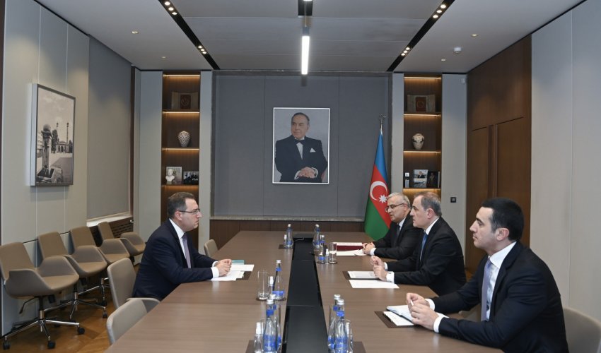 Ceyhun Bayramov İƏT-in Əmək Mərkəzinin baş direktoru ilə görüşüb Ceyhun Bayramov İƏT-in Əmək Mərkəzinin baş direktoru ilə görüşüb