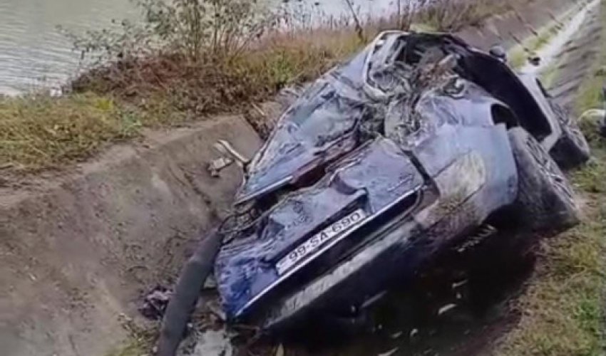 В Гусаре автомобиль упал в канал, есть пострадавшие В Гусаре автомобиль упал в канал, есть пострадавшие