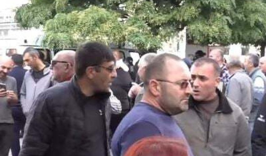 Armenian truck drivers protest at Russian embassy in Yerevan Armenian truck drivers protest at Russian embassy in Yerevan