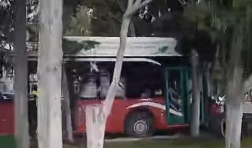 Bakıda BakuBus avtobusu qəzaya uğrayıb, xəsarət alan yoxdur Bakıda BakuBus avtobusu qəzaya uğrayıb, xəsarət alan yoxdur