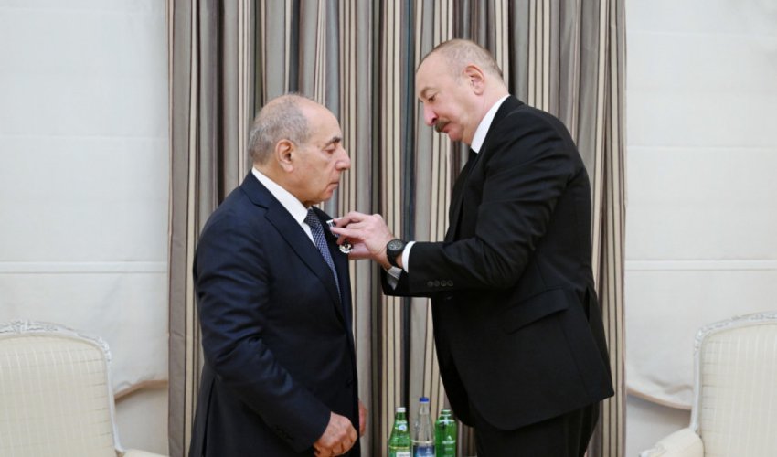 İlham Əliyev Yaqub Eyyubova “İstiqlal” ordenini təqdim edib İlham Əliyev Yaqub Eyyubova “İstiqlal” ordenini təqdim edib