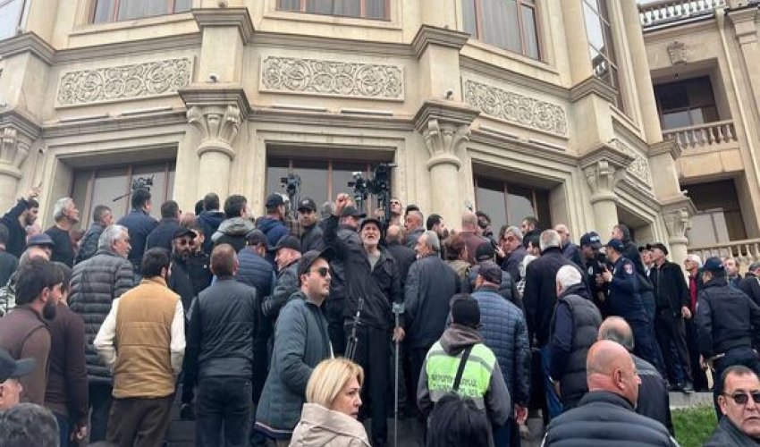 Gümrüdə etiraz aksiyasında iştiraka görə 37 nəfər saxlanılıb Gümrüdə etiraz aksiyasında iştiraka görə 37 nəfər saxlanılıb