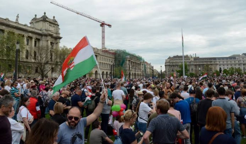 Сторонники и противники Орбана высыпали на улицы Сторонники и противники Орбана высыпали на улицы
