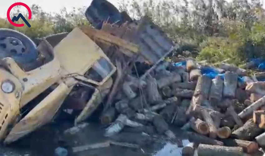 Ucarda odunla dolu yük maşını aşıb - Xəsarət alanlar var Ucarda odunla dolu yük maşını aşıb - Xəsarət alanlar var