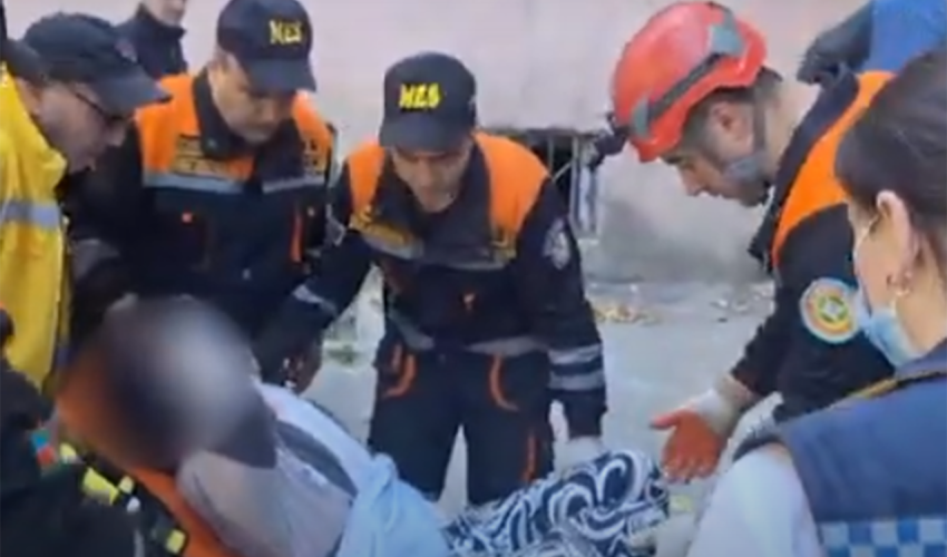 Bağlı qapı arxasında köməksiz vəziyyətdə qalan şəxs xilas edilib - Video Bağlı qapı arxasında köməksiz vəziyyətdə qalan şəxs xilas edilib - Video