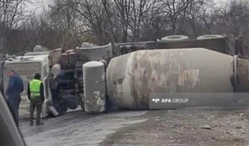 Ağdərədə betonqarışdıran maşın aşıb, sürücü ölüb Ağdərədə betonqarışdıran maşın aşıb, sürücü ölüb