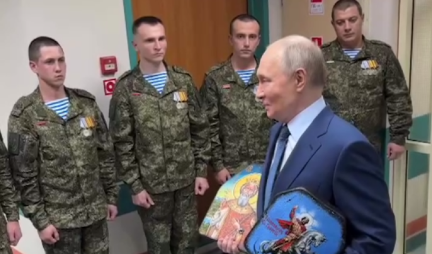 Putin visits military hospital with icons gifted by soldiers Putin visits military hospital with icons gifted by soldiers