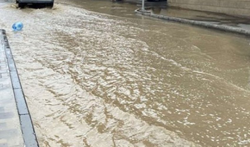 Badamdar qəsəbəsində su borusu partladı, küçələri su basdı - Video Badamdar qəsəbəsində su borusu partladı, küçələri su basdı - Video