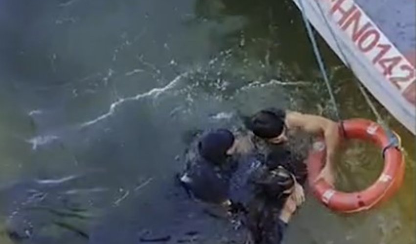 Bulvarda dənizə düşən gənclər xilas edilib - <span style=