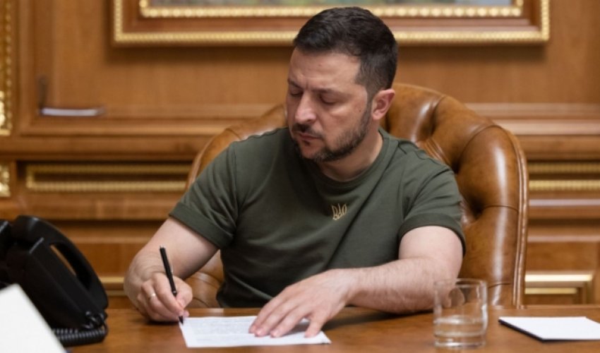 Зеленский продлил военное положение в Украине Зеленский продлил военное положение в Украине