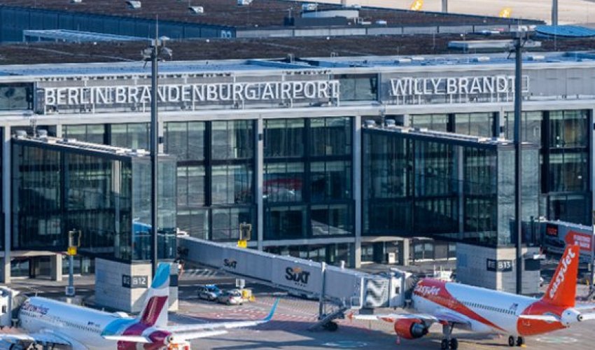 Berlin hava limanında uçuşlar dayandırılıb Berlin hava limanında uçuşlar dayandırılıb