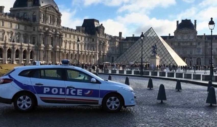 Luvr soyğunçuluğunda şübhəli bilinənlər "Paris" - "Lion" matçında saxlanılıb Luvr soyğunçuluğunda şübhəli bilinənlər "Paris" - "Lion" matçında saxlanılıb