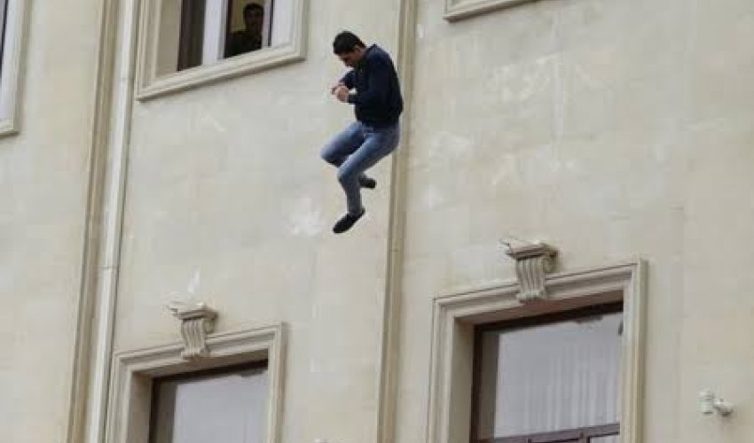 Abşeronda 19 yaşlı gənc 12-ci mərtəbədən yıxılaraq ölüb Abşeronda 19 yaşlı gənc 12-ci mərtəbədən yıxılaraq ölüb