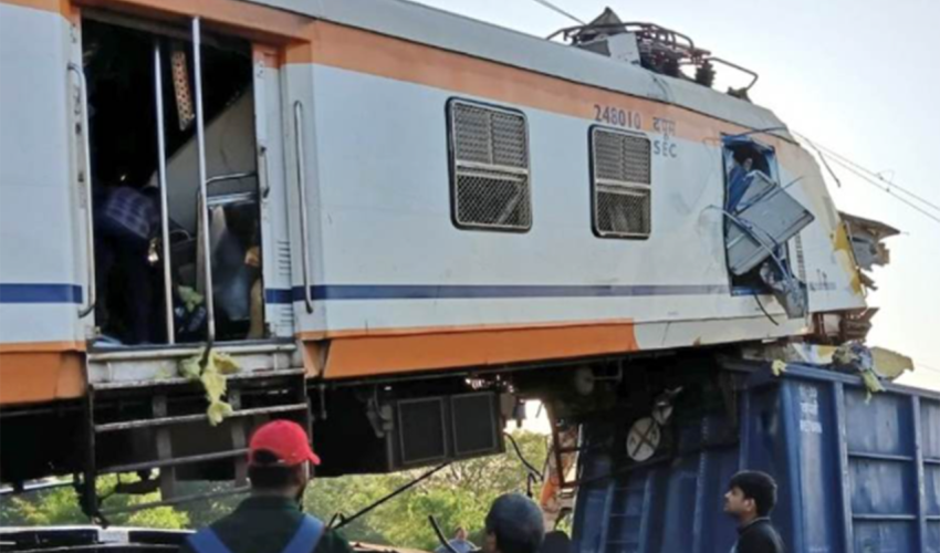 Hindistanda yük və sərnişin qatarları toqquşub, ölən və yaralananlar var