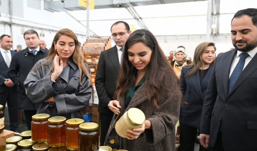 Leyla Əliyeva və Arzu Əliyeva arıçılıq məhsullarının sərgi-satış yarmarkasını ziyarət ediblər