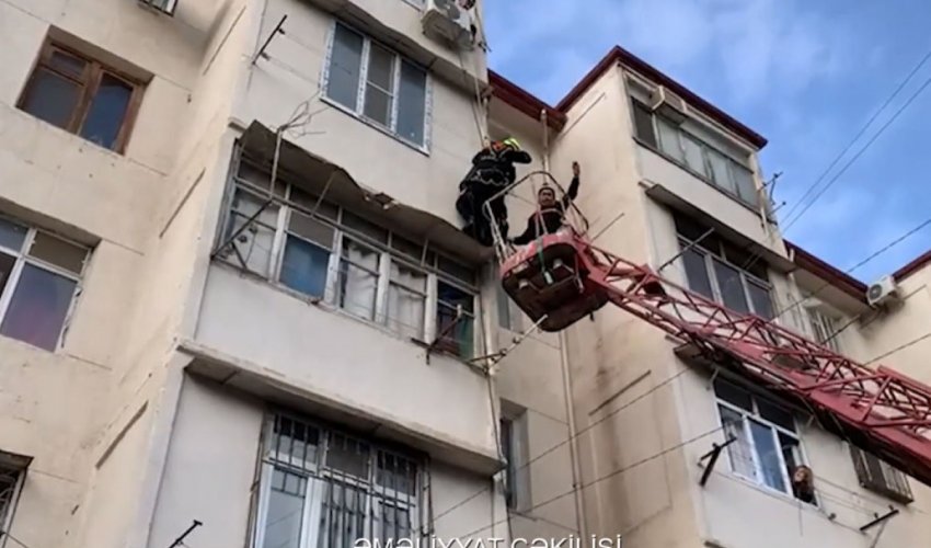 Bakıda binada köməksiz vəziyyətdə qalan şəxs xilas edilib - Video