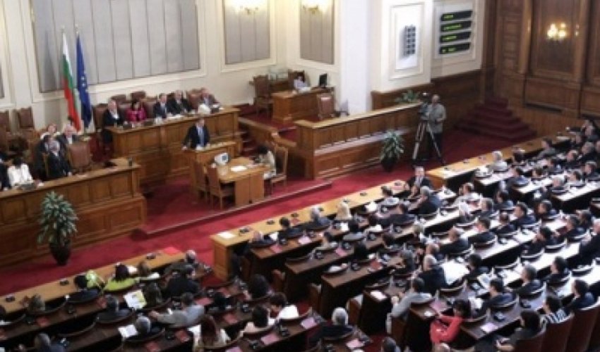 Парламент Болгарии отменил запрет президента на продажу «Лукойла»