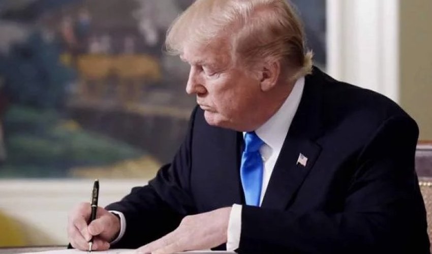 Tramp İrana qarşı sanksiyaların müddətini bir il artırıb