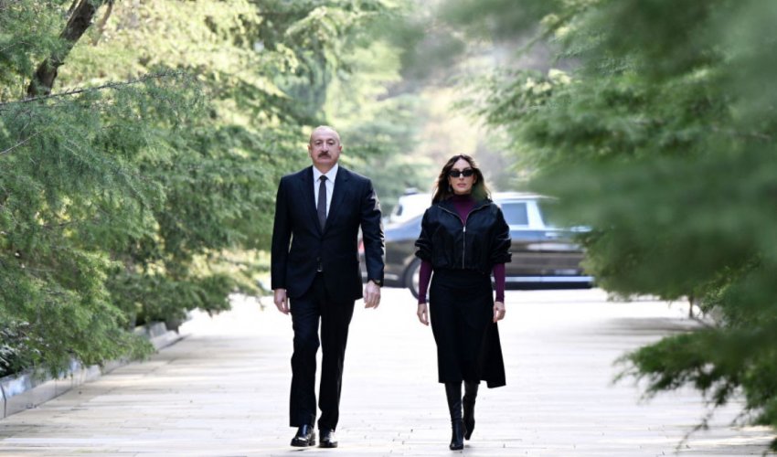 Prezident və birinci xanım Heydər Əliyevin məzarını ziyarət ediblər