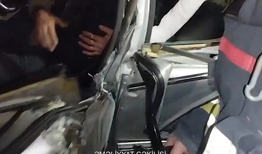 Maşında sıxılı vəziyyətdə qalan sürücü xilas edilib - Video