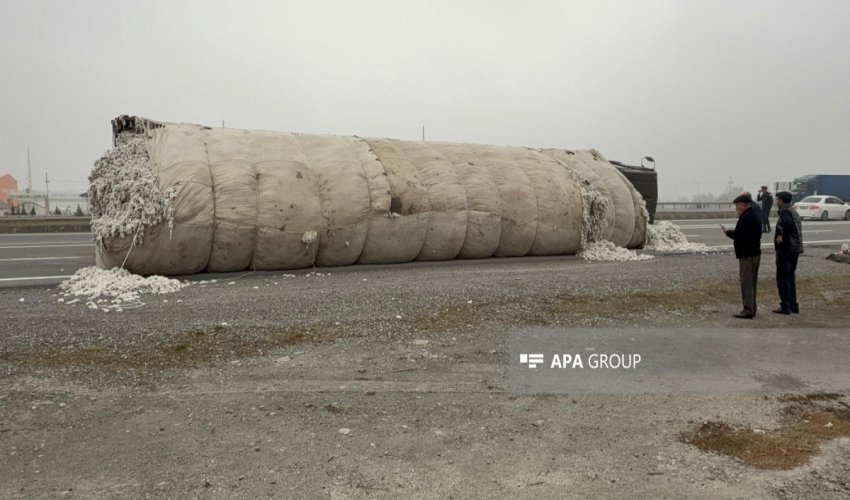 Bakı-Qazax yolunda pambıqla dolu maşın aşıb