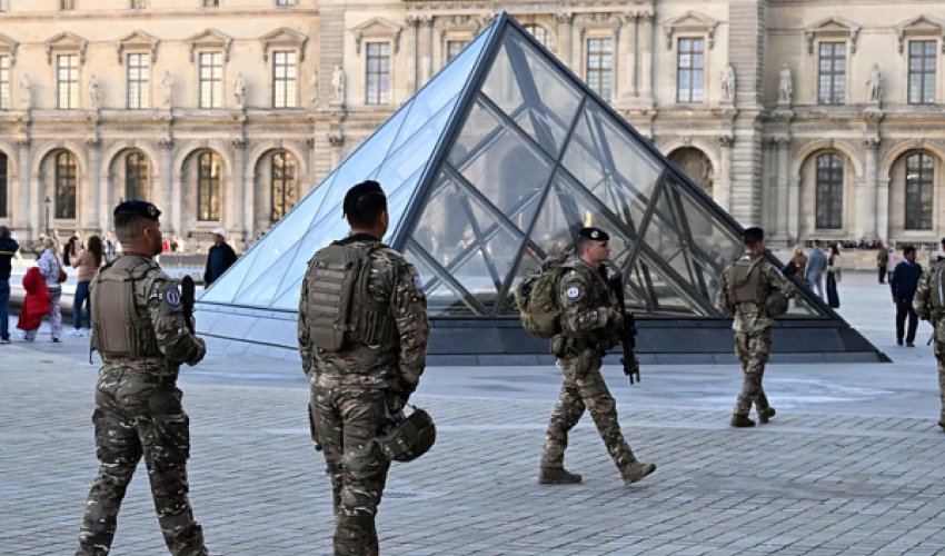 Депутаты допросят директора Лувра