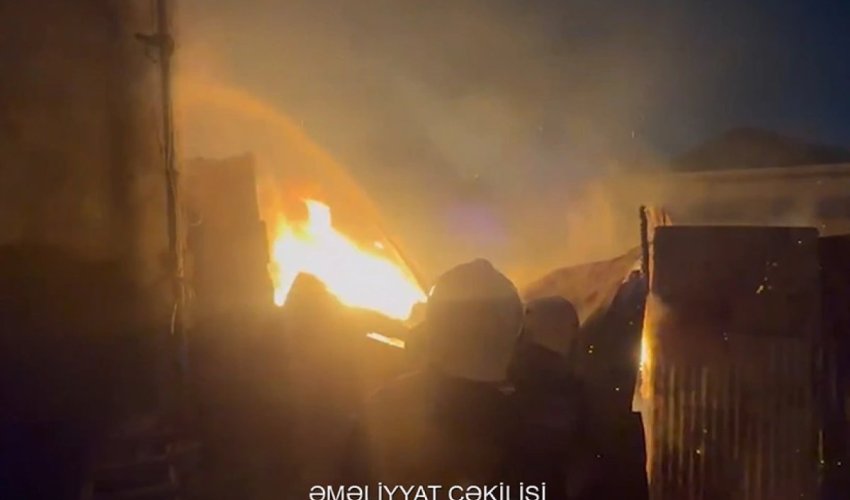 В Баку горел жилой дом