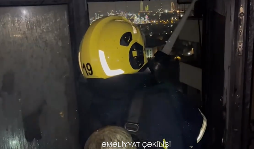 Bakıda 17 mərtəbəli yaşayış binasında yanğın baş verib - Video