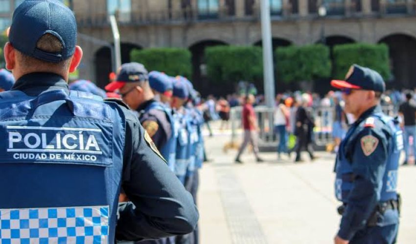 В Мехико в ходе антиправительственного митинга пострадали 100 полицейских