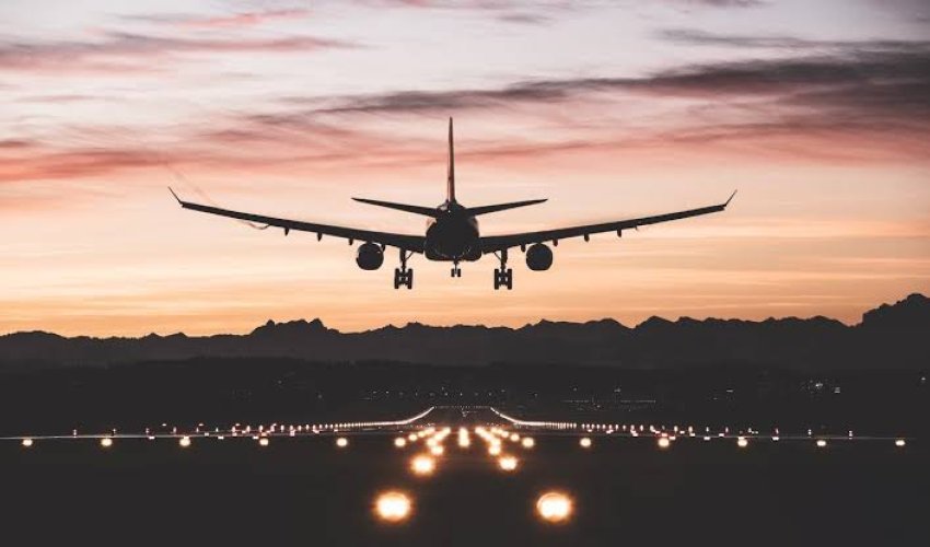 Banqkoka uçan təyyarə Bakıda məcburi eniş edib