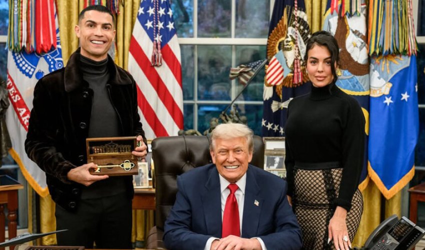 Tramp Ronaldoya Ağ Evin simvolik açarını hədiyyə edib