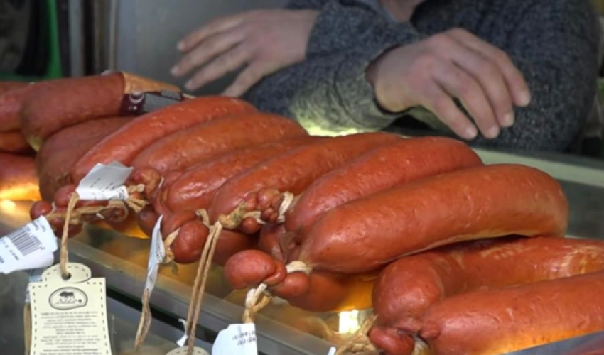 На бакинском рынке в дешёвой колбасе обнаружена конина
