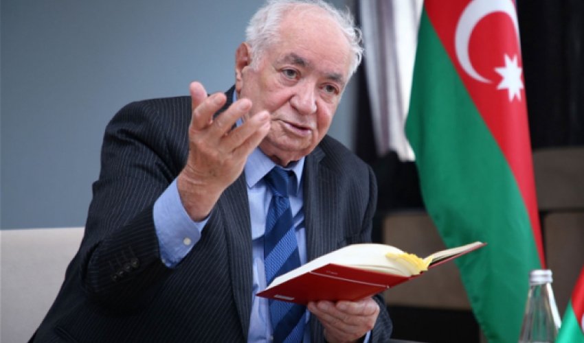 Алиев наградил народного поэта