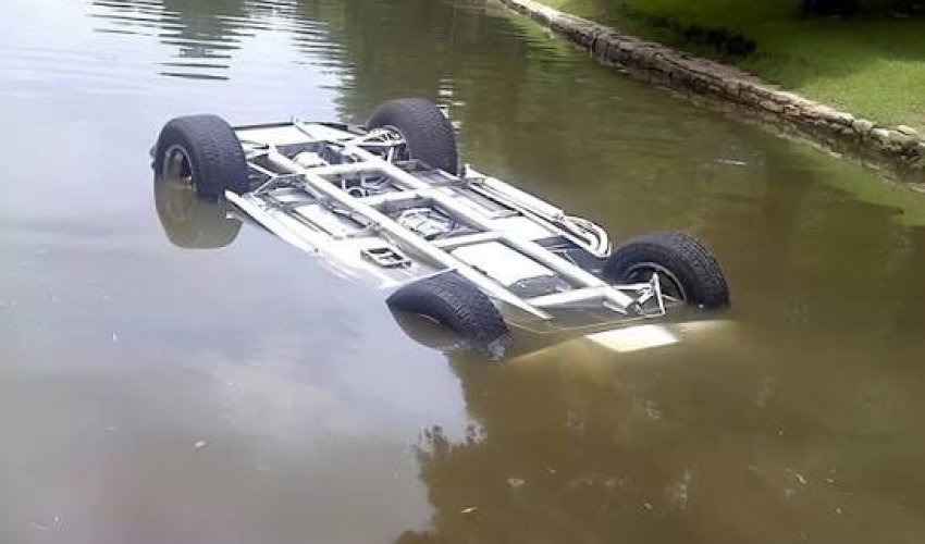 Tovuzda avtomobil su kanalına düşüb