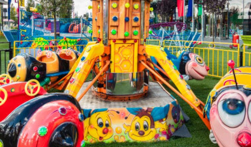 İstanbulda parkda 5 uşağı elektrik vurub