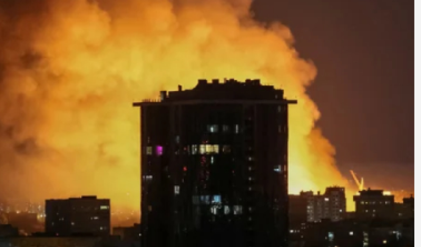 Атака на Киев: один погибший, горят жилые дома